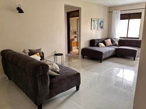 カンパラにあるSpacious 3 Bedroom Apartment Excellent Location Bugolobi Kampala - Immersion 1のリビングルーム(ソファ2台、ソファ1台付)