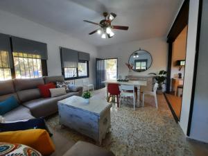 una sala de estar con un sofá y una mesa en La Garzona, en Andújar