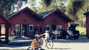 EvjeTrollAktiv Evje的一群人在房子前骑车