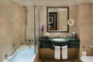 Koupelna v ubytování InterContinental Phoenicia Beirut by IHG