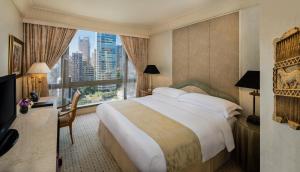 Postel nebo postele na pokoji v ubytování InterContinental Phoenicia Beirut by IHG