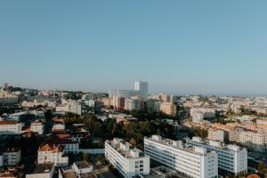 une vue aérienne sur une ville avec de grands bâtiments dans l'établissement Gaia Residence, à Vila Nova de Gaia