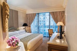 Postel nebo postele na pokoji v ubytování InterContinental Phoenicia Beirut by IHG
