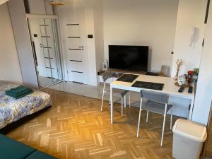 Televízia a/alebo spoločenská miestnosť v ubytovaní Kawalerka Premium A 29m2 - po remoncie - nowa!