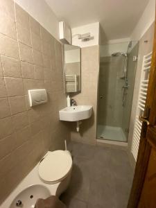 Ένα μπάνιο στο Appartamento con 3 camere da letto in Centro Courmayeur
