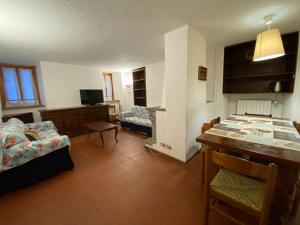 un soggiorno con letto e sala da pranzo di Appartamento con 3 camere da letto in Centro Courmayeur a Courmayeur