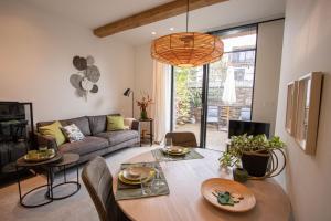 een woonkamer met een tafel en een bank bij Natural Green Loft in Bergen