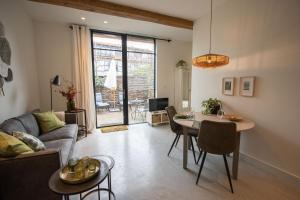 een woonkamer met een bank en een tafel bij Natural Green Loft in Bergen