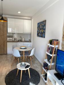 Kuchyň nebo kuchyňský kout v ubytování Milmari Resort - Apartman L43