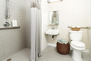 Intown Suites Extended Stay Select Hampton VA في هامبتون: حمام مع مرحاض ومغسلة