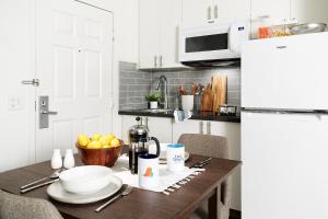 Intown Suites Extended Stay Select Hampton VA في هامبتون: طاولة مطبخ مع وعاء من الفواكه عليها