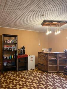 an empty room with a counter and a refrigerator at Hostal Choja in Quetzaltenango