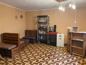 Habitación con muebles de madera y estantería. en Hostal Choja en Quetzaltenango
