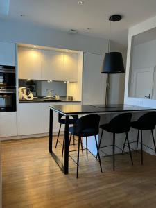 a kitchen with a table and chairs in a room at Luxe et Charme - Le Carré Saint-Silain in Périgueux