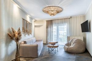 - un salon avec un canapé et une chaise dans l'établissement Macrame Luxury Suites, à Tríkala