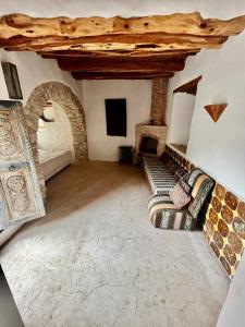 ein Wohnzimmer mit Sofas und einem Steinkamin in der Unterkunft Comme un hameau de charme dominant l'Océan in Essaouira