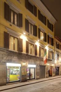 ein Gebäude mit Fenstern auf einer Straße in der Nacht in der Unterkunft Hotel Camilla Guelfa in Florenz