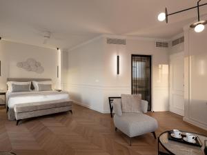 Postel nebo postele na pokoji v ubytování Riviera Suites