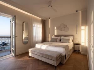 Postel nebo postele na pokoji v ubytování Riviera Suites