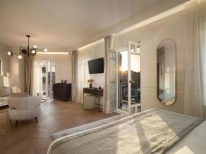 Postel nebo postele na pokoji v ubytování Riviera Suites