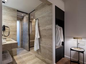 Koupelna v ubytování Riviera Suites