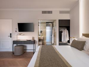 Postel nebo postele na pokoji v ubytování Riviera Suites