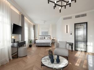 TV a/nebo společenská místnost v ubytování Riviera Suites