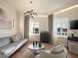 TV a/nebo společenská místnost v ubytování Riviera Suites