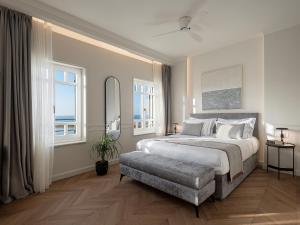 Postel nebo postele na pokoji v ubytování Riviera Suites