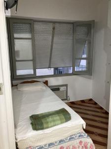 1 dormitorio con 2 camas y 2 ventanas en Espaço Copacabana Comfort Two Bedrooms - Alugue o apartamento inteiro, en Río de Janeiro