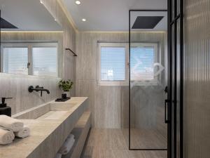 Koupelna v ubytování Riviera Suites