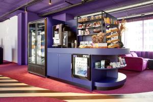 una tienda con paredes moradas y un estante con comida en Hotel VIC, en Leiden