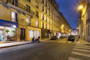 uma moto estacionada ao lado de uma rua da cidade à noite em Stunning 1BR 6 Sleeps Apt Saint Germain-Luxembourg em Paris