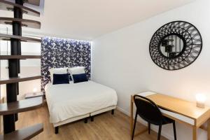 um quarto com uma cama, uma mesa e uma secretária em Stunning 1BR 6 Sleeps Apt Saint Germain-Luxembourg em Paris