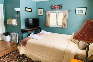 um quarto com uma cama grande e uma televisão em Love Hotels St John River at Fort Kent ME em Saint John