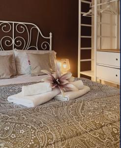 ein Schlafzimmer mit einem Bett mit einer Blume darauf in der Unterkunft Dream Central Toscal in Santa Cruz de Tenerife