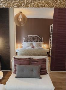 una camera con due letti e un cuscino sul pavimento di Dream Central Toscal a Santa Cruz de Tenerife