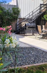 un jardín con un piano y algunas sillas y flores en "Casa Amalia Apartamentos" Ubicación Privilegiada con Jardín en Mendoza