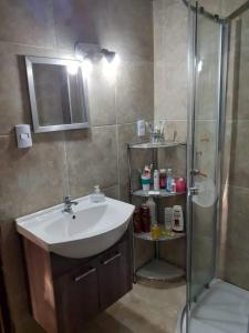 a bathroom with a sink and a shower at Casa del Cerro San Javier in Yerba Buena