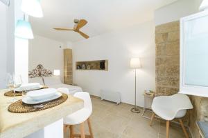 ein Wohnzimmer mit einem Esstisch und Stühlen in der Unterkunft Apartment Don Giuliano Centro in Lecce