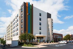 un edificio con una columna de color arco iris en él en EVEN Hotel Rockville - Washington, DC Area, an IHG Hotel, en Rockville