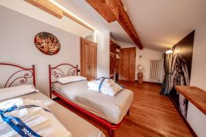 特倫托的住宿－Agriturismo Mas dei Chini，一间卧室,配有两张床