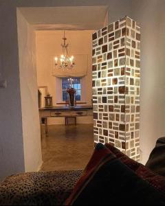 uma sala de estar com uma parede feita de azulejos em El Quinto de Luciañez em Ventas con Peña Aguilera