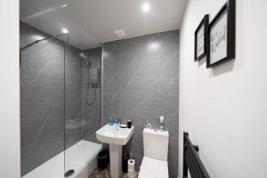 Un baño con ducha, inodoro y lavabo. en Links Loft -2 bed apartment minutes from Aberdeen beach, en Aberdeen 18 fotos más