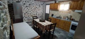 Kuchyň nebo kuchyňský kout v ubytování Traditional stone house Vrisi