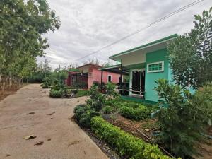 a house with green and pink at สวนสบายปลายนารีสอร์ท in Ban Hin Lat