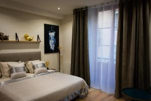 1 dormitorio con cama y ventana en Charming studio in the heart of the pedestrian area, en Annecy