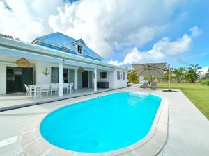 - une piscine dans l'arrière-cour d'une maison dans l'établissement Villa Nomilou Beach avec Accès direct Plage, à Saint-François