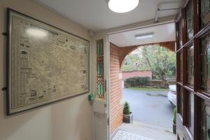 un mapa grande colgando en una pared junto a una puerta en 100 Banbury Road Oxford - formerly Parklands en Oxford