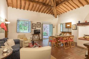 a living room with a couch and a table at Fattoria La Striscia appartamenti in Gambassi Terme